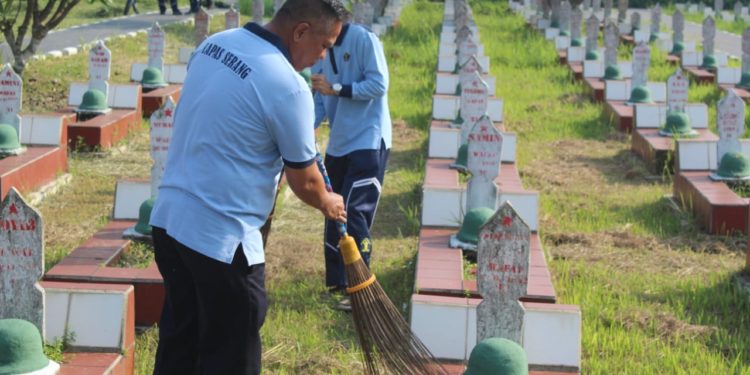 Hormati Jasa Para Pahlawan, Lapas Serang Bersihkan Taman Makam Pahlawan