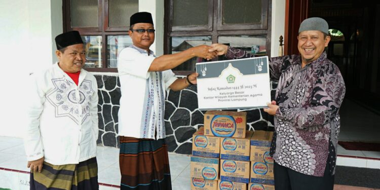 Awali Ramadan 1444 H/2023 M, Keluarga Besar Kanwil Kemenag Lampung Serahkan Infaq